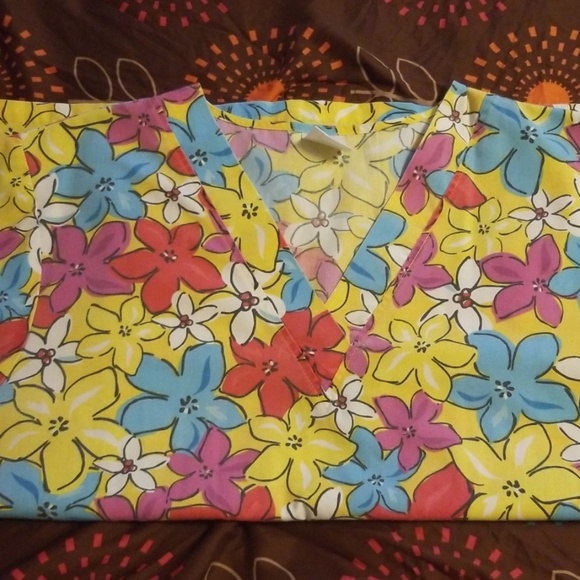 Pre-loved Scrub Tops - Picture 3 of 4